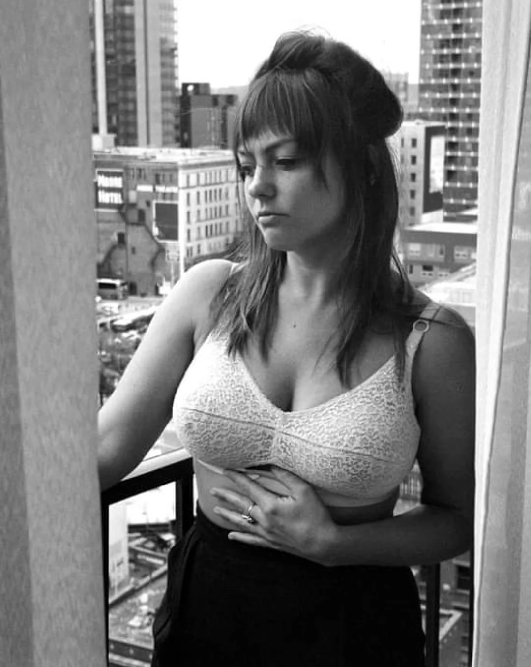 angel-olsen-v0-58ua7vgplfp81bc6985e2083a7b00.webp